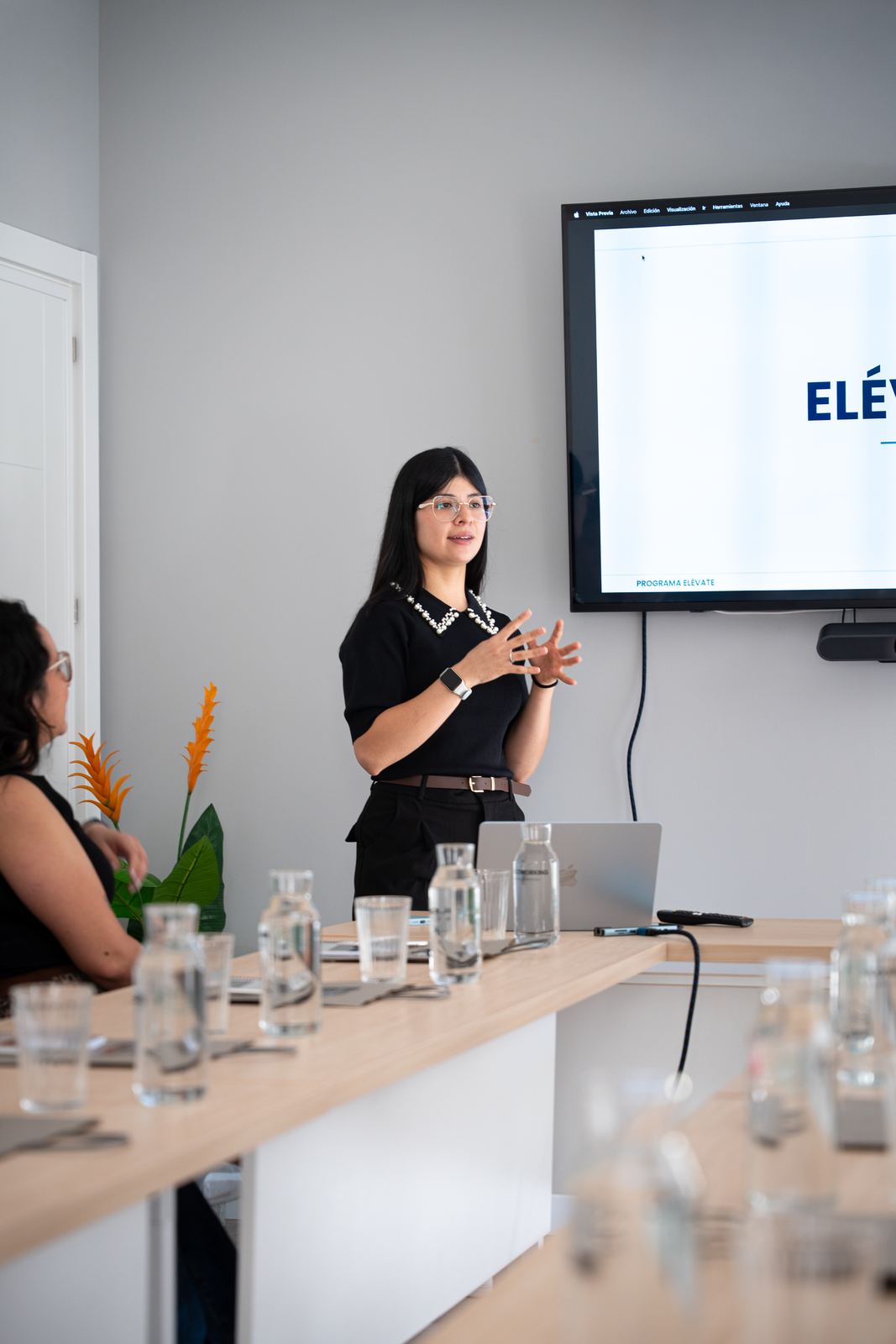 Laura Díaz presentando en la quedada de Elévate